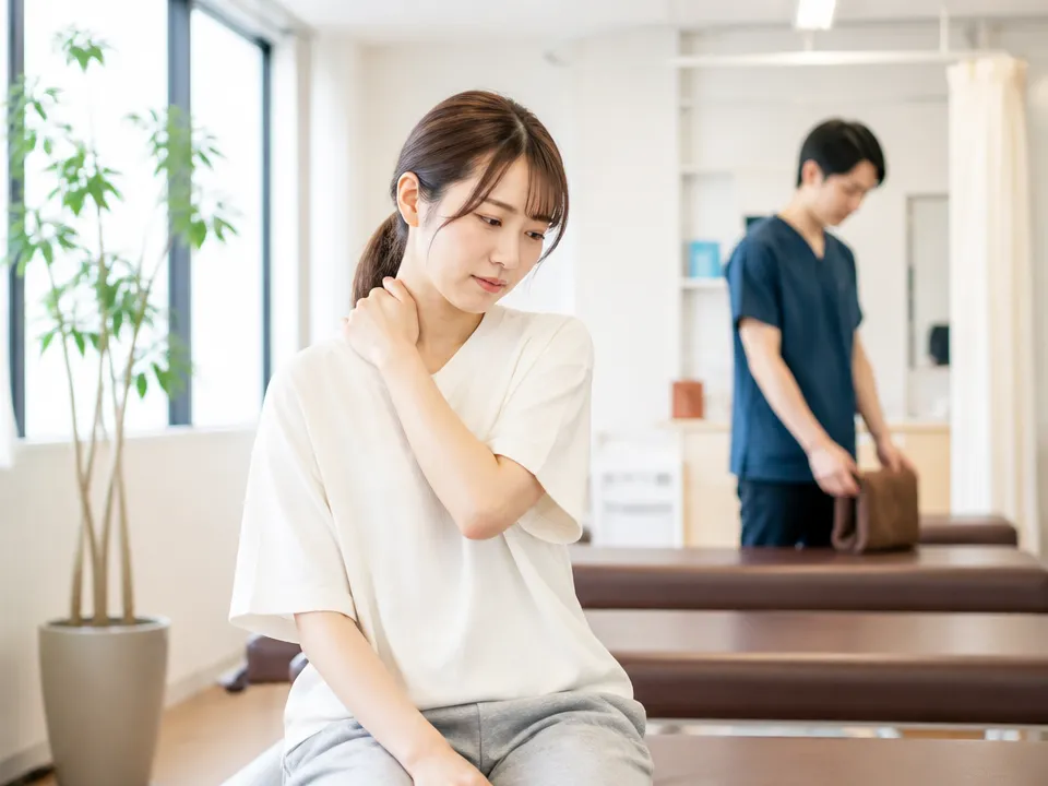 交通事故後にむちうちで首の痛みに不安を感じる女性
