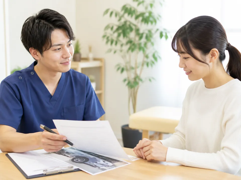 交通事故の保険や慰謝料について説明を受ける様子