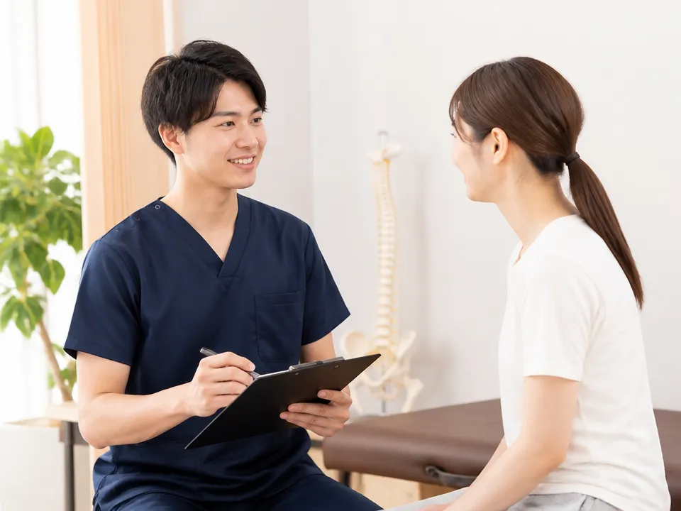 中村接骨院でカウンセリングを行う様子