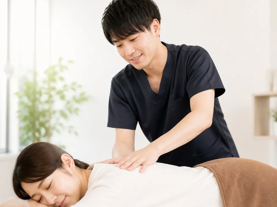 痛みに配慮したやさしい整体を行う接骨院スタッフ