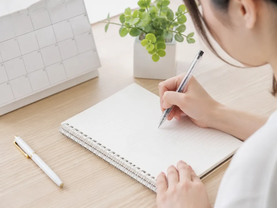 接骨院受診前に症状や通院条件をメモする人の手元