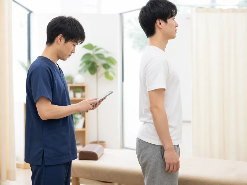 姿勢と骨盤のバランスをチェックする柔道整復師