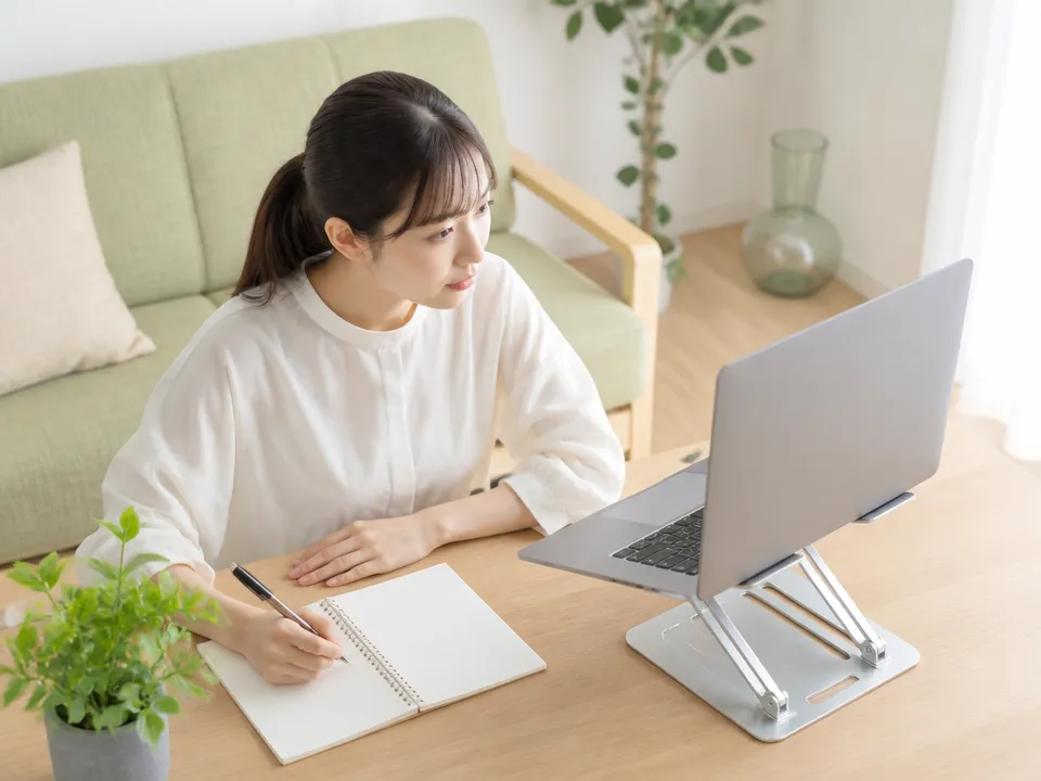 スマホ首対策をしながら接骨院への相談内容をメモする人