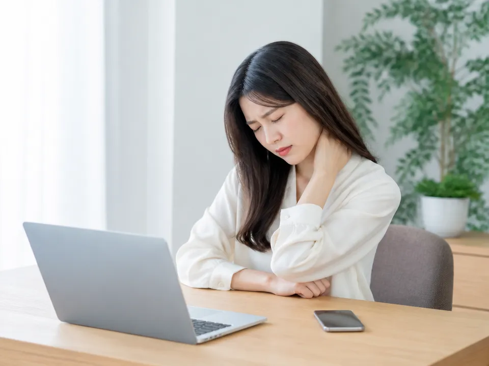 首や肩こりと頭痛で仕事に集中できない人