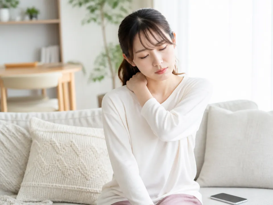 首や肩を自己流マッサージする人のイメージ
