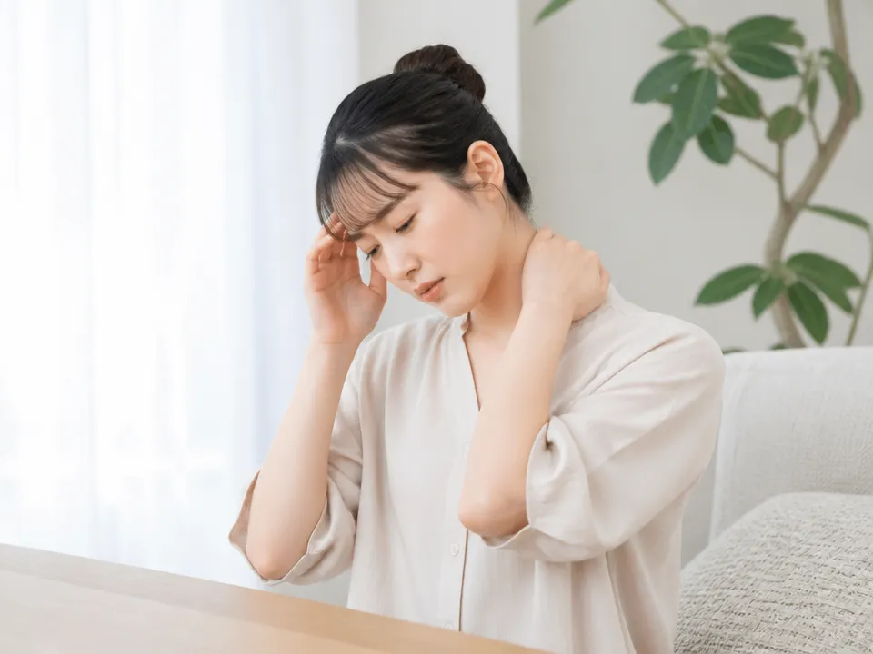 首や肩こりから頭痛や腕のだるさに広がるイメージ