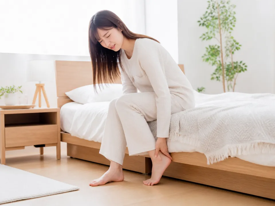 朝の一歩でかかとに刺すような痛みを感じている人の足元