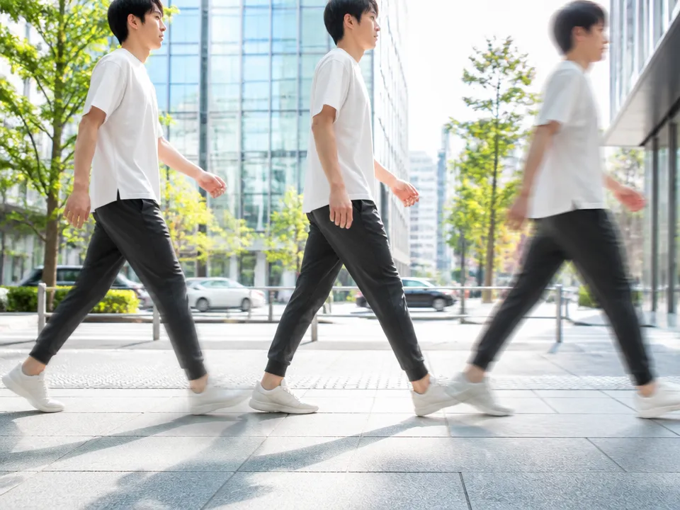 歩行時の着地から蹴り出しまでで足裏に負担がかかる様子