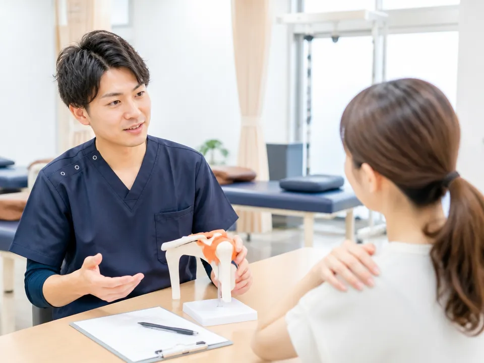 足立区保木間の接骨院で肩や腕の痛みについてカウンセリングする様子