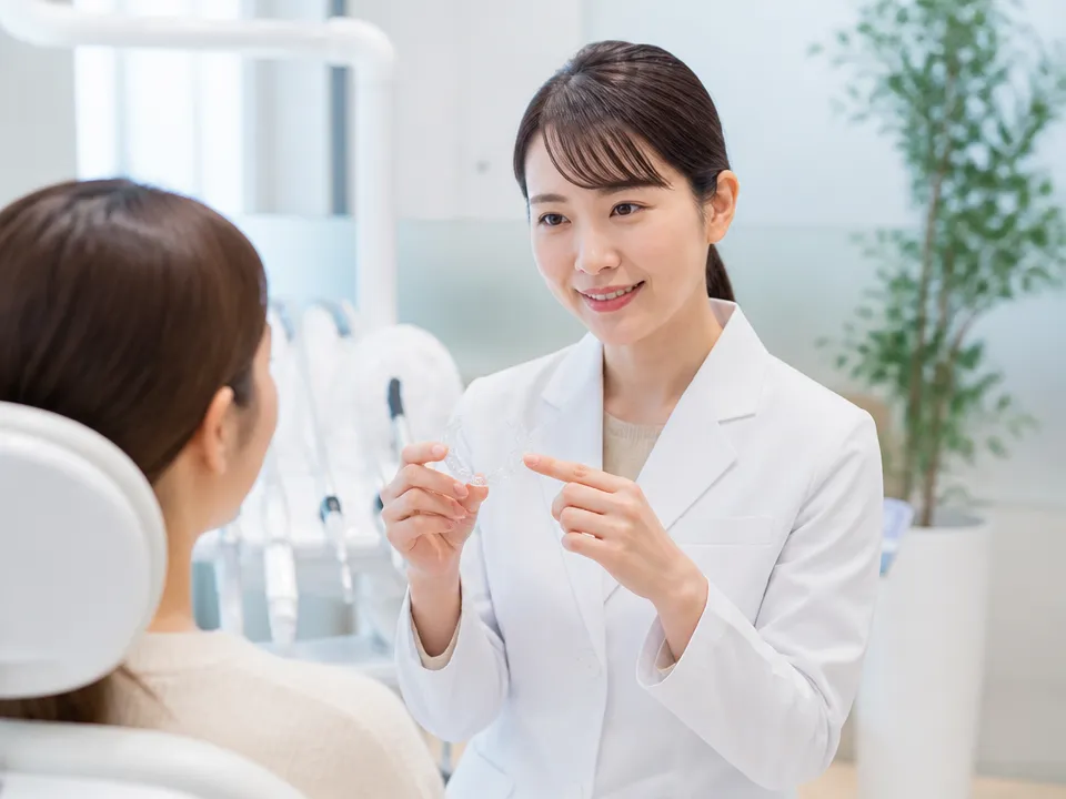 歯ぎしりで歯科医にマウスピースなどの相談をする様子