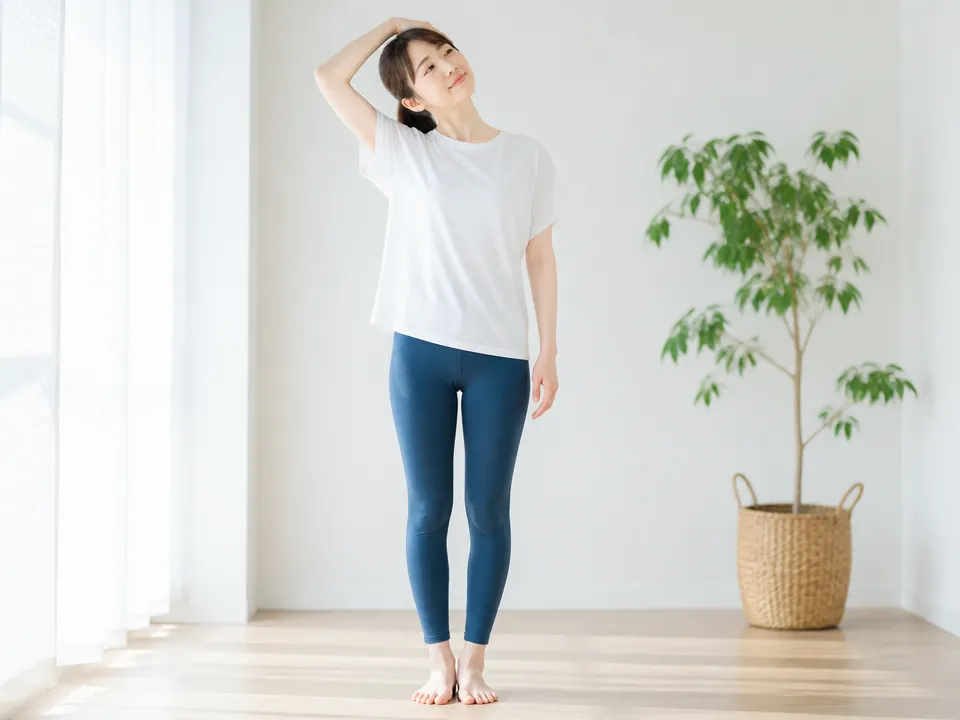 肩こりや姿勢の崩れを首肩ストレッチでケアする様子