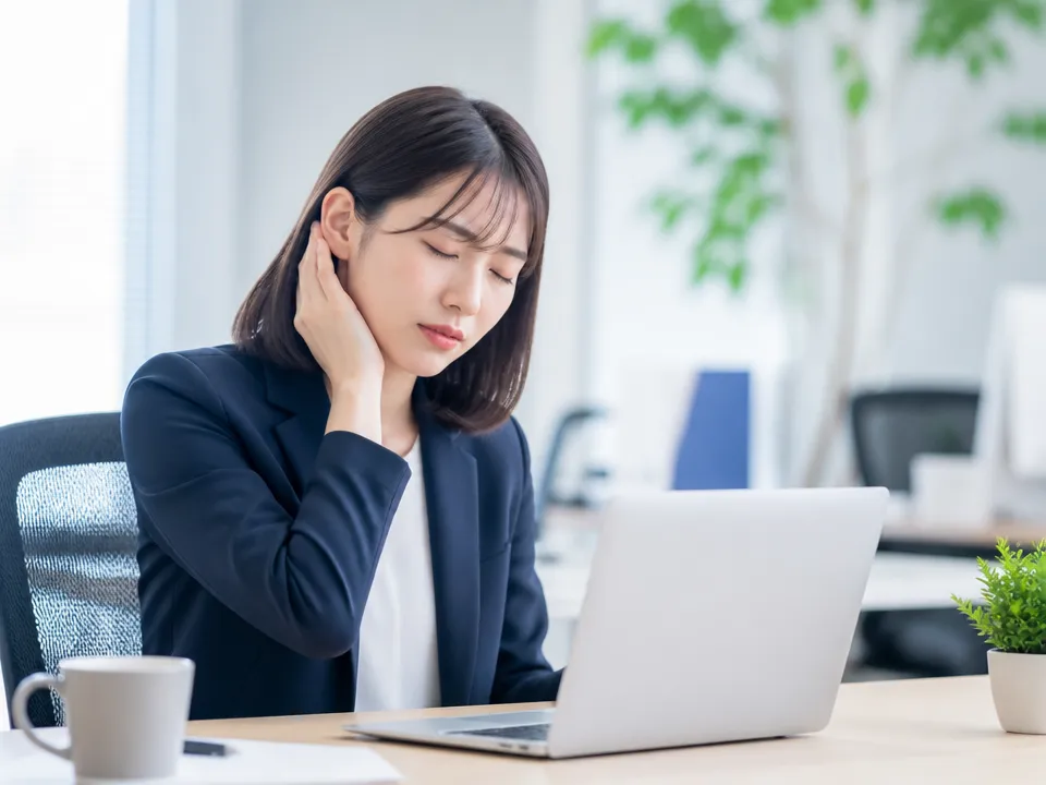 ストレスと運動不足で疲れた様子の人が耳を触る場面