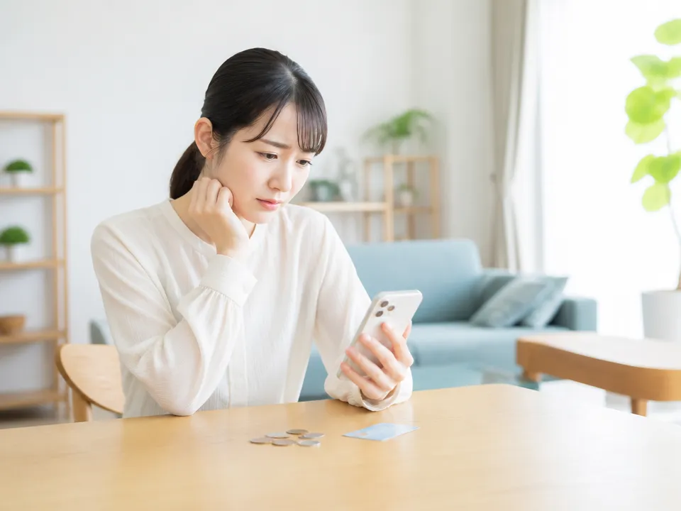 整骨院の窓口負担額をスマホで調べて不安そうな人