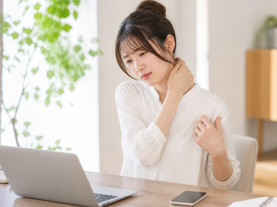首や肩の痛みと頭痛でストレートネックを心配している女性