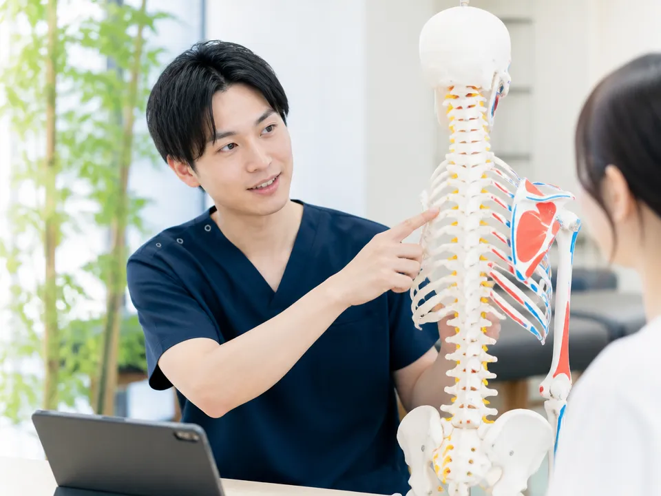 巻き肩姿勢と筋肉バランスの乱れを説明する図解
