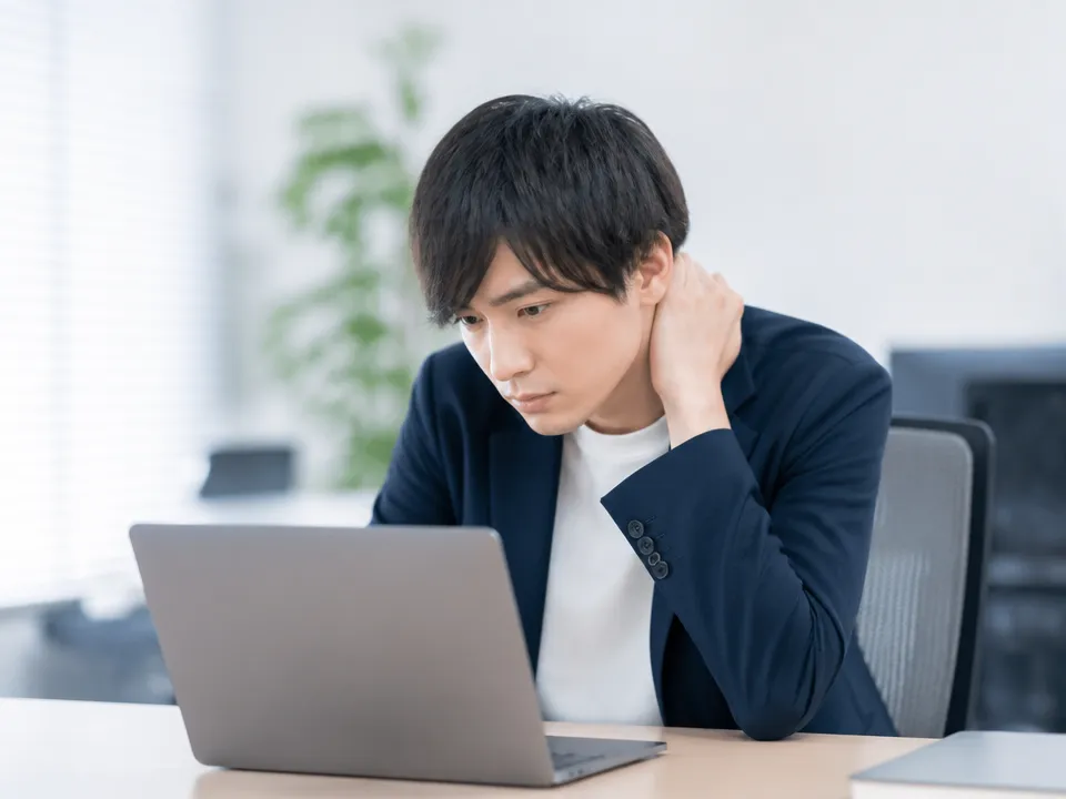 パソコン作業で目を酷使し首まわりが緊張している様子