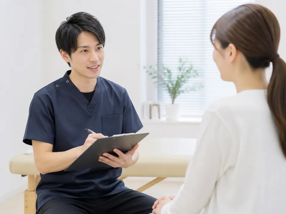 中村接骨院で腰の痛みについてカウンセリングを行う様子
