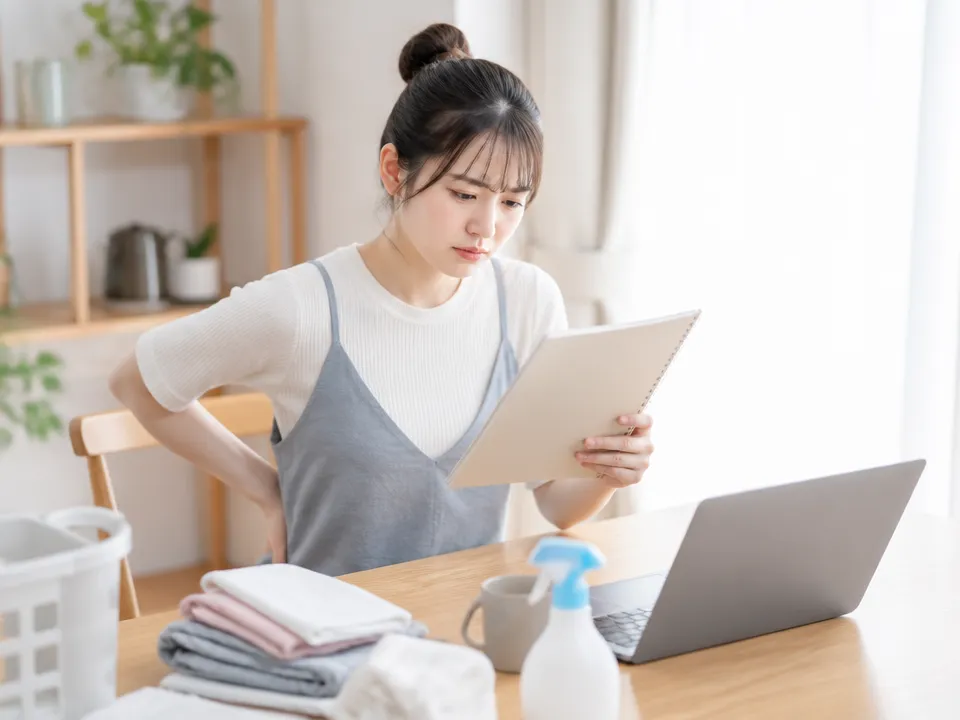 腰痛で仕事や家事をどうするか悩む人