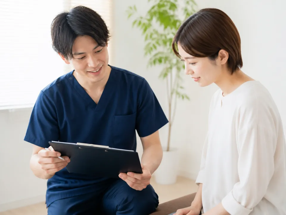 中村接骨院でカウンセリングを受ける患者と院長