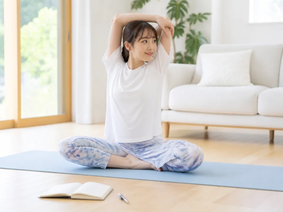 自宅でストレッチを行いながら相談のタイミングを考える女性