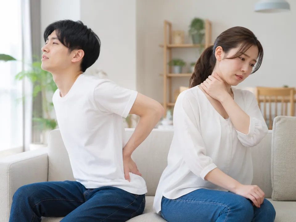猫背と腰痛で姿勢とお腹を気にする男女