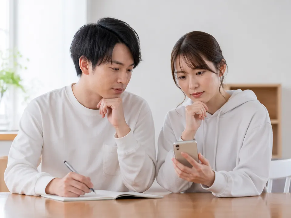 症状や経過をメモしながら相談先を検討する人