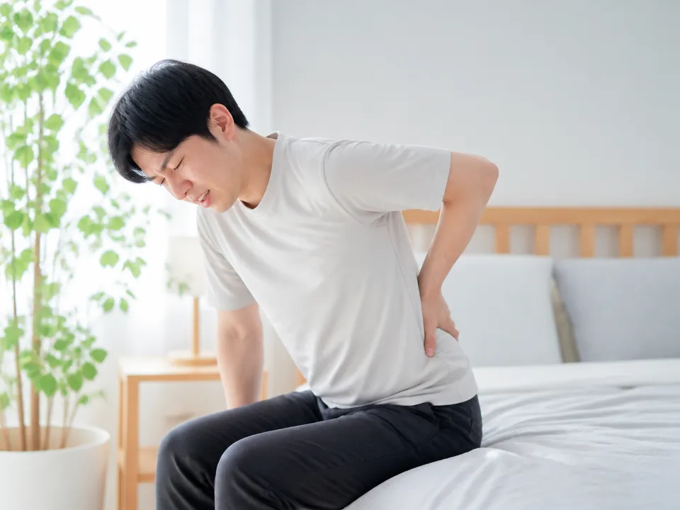 強い腰の痛みで立ち上がるのに不安を感じている人
