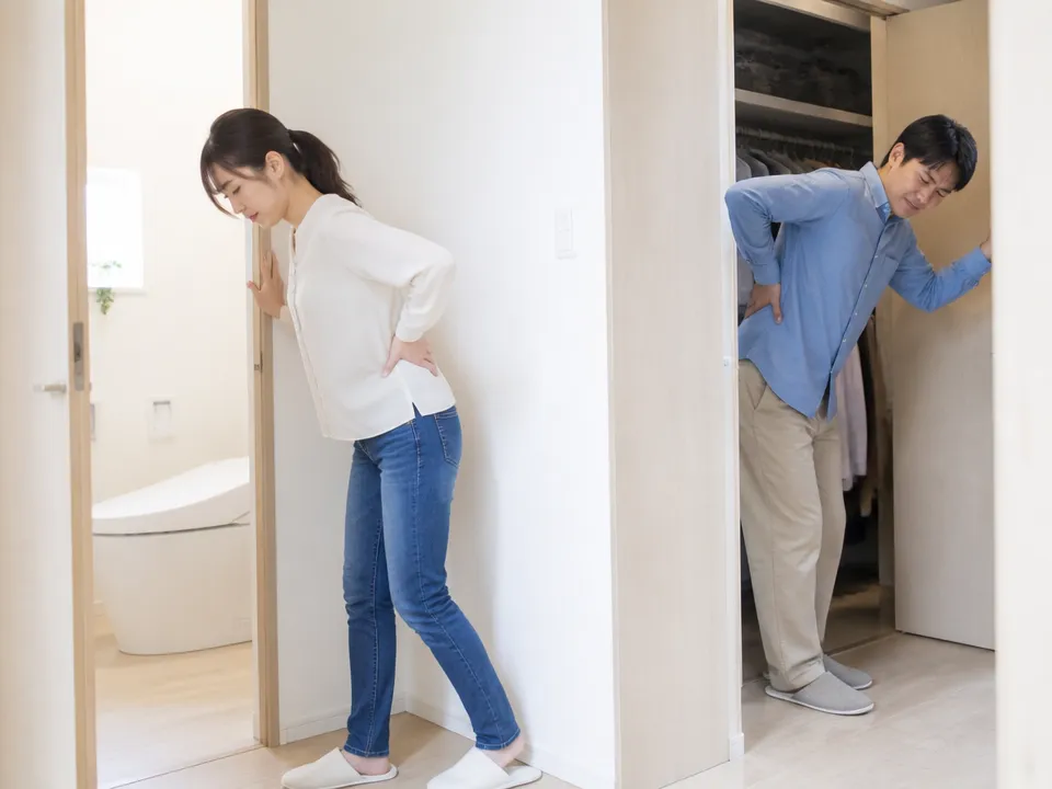 ぎっくり腰でトイレや着替えの動作に苦労している人