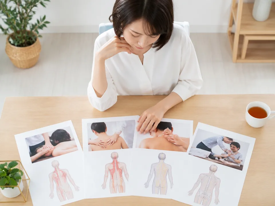 筋膜リリースや骨盤矯正、鍼灸、マッサージの違いを比較している様子