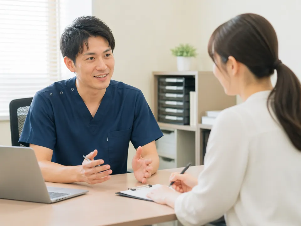 接骨院の面談で応募者が一日の業務や条件について質問している様子
