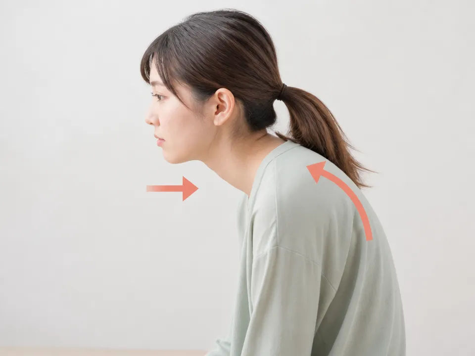 猫背や巻き肩で胸の前が縮み肩こりが出ている説明イメージ
