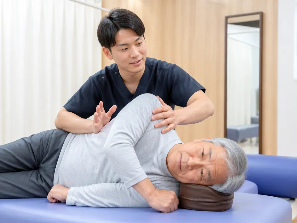 中村接骨院で痛みの少ない整体と説明を受ける様子