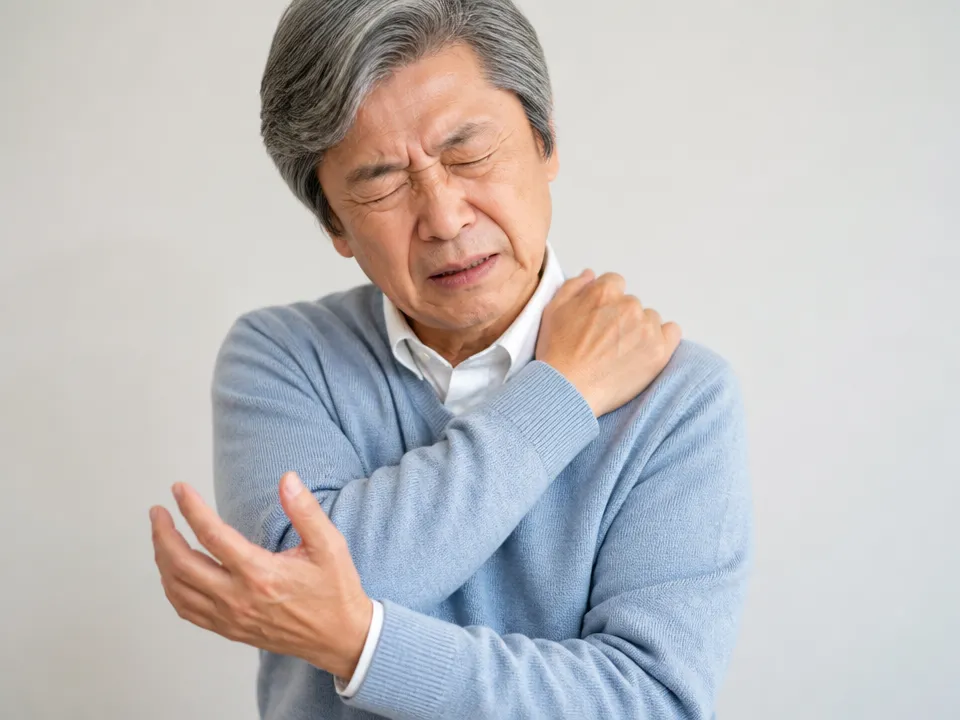 首や頚椎の影響で腕から手にかけてしびれを感じるイメージ