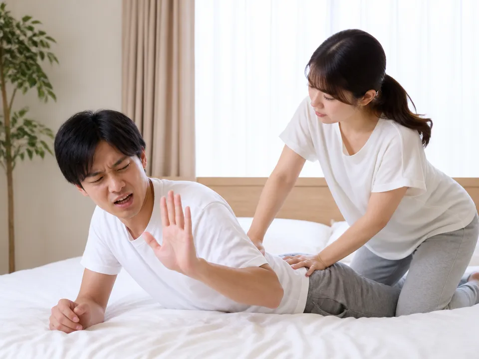 腰のマッサージ中に痛みが強まり中止する夫婦