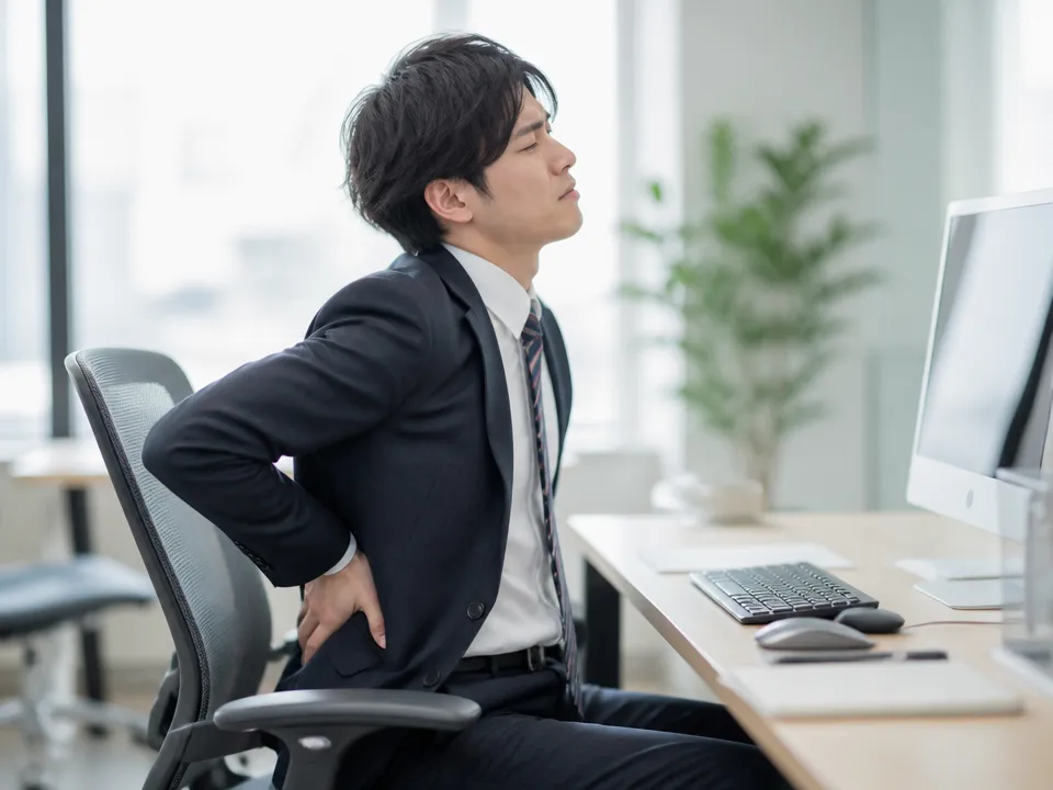 姿勢や日常動作など複数の要因が重なって起こる腰痛のイメージ