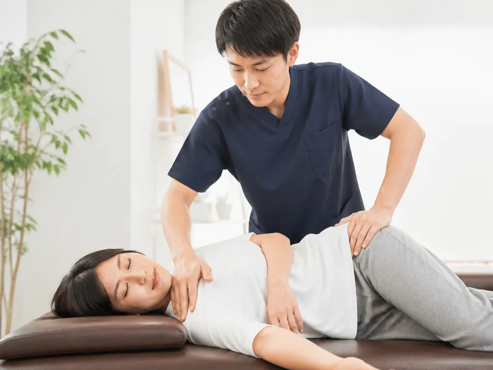中村接骨院で痛くない整体術を行っている様子