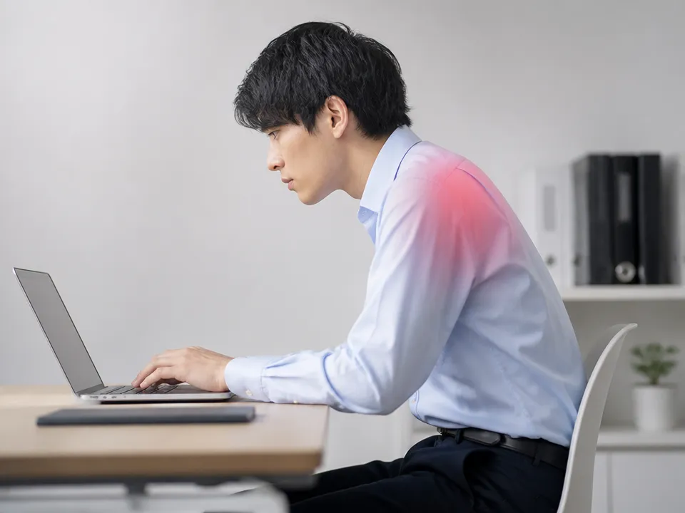 デスクワーク姿勢で肩甲骨まわりに負担がかかっている様子