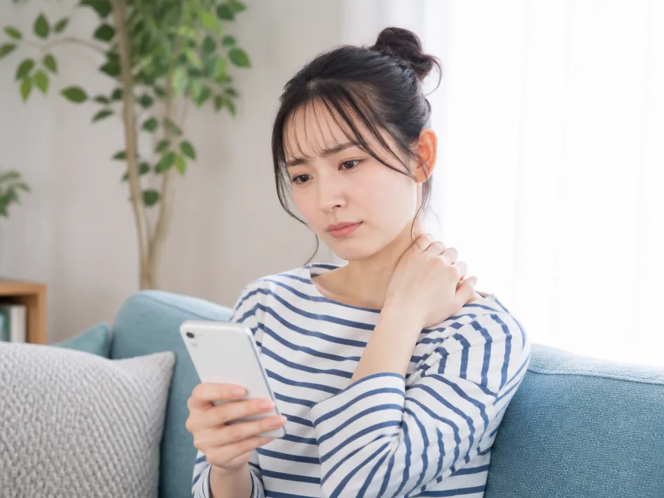 強い肩や首の痛みで医療機関の受診を検討している人