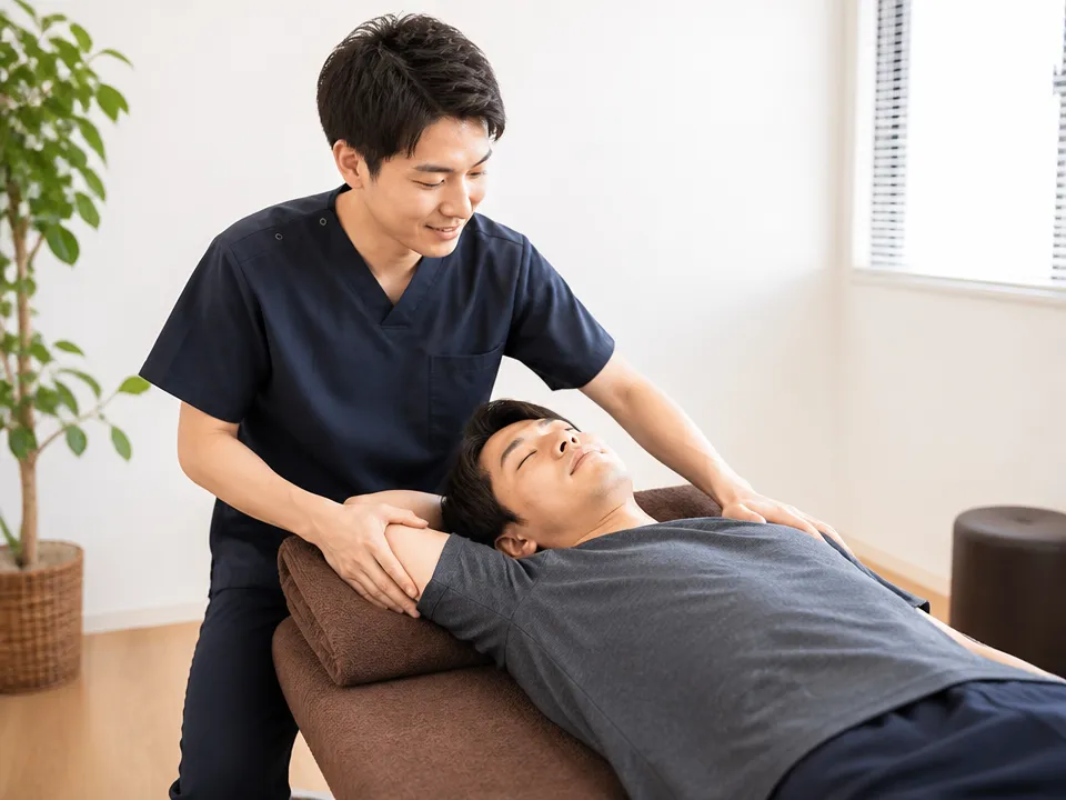 中村接骨院で痛くない整体術により肩こりに対応する様子