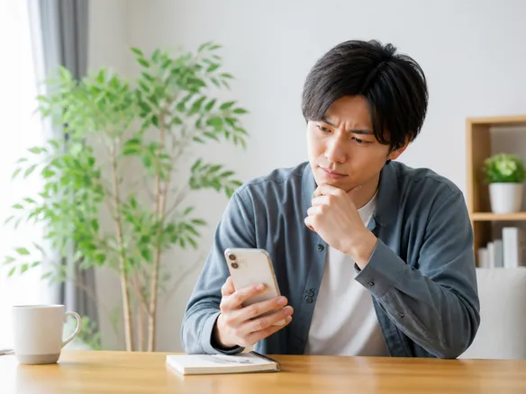 どの接骨院や整体院が自分の骨盤の悩みに合うか迷っている人のイメージ