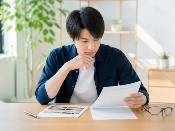 骨盤矯正の料金表と施術内容を見比べているイメージ