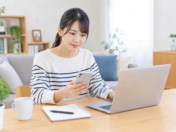 竹ノ塚周辺で接骨院を比較するため情報を調べる人