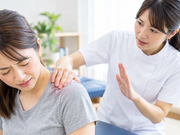 肩こりを自己判断で強く揉むことを避けるイメージ