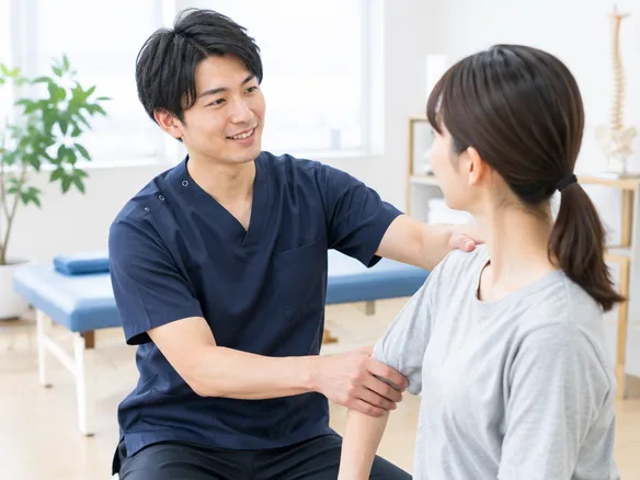 中村接骨院でカウンセリングと痛くない整体を行う様子