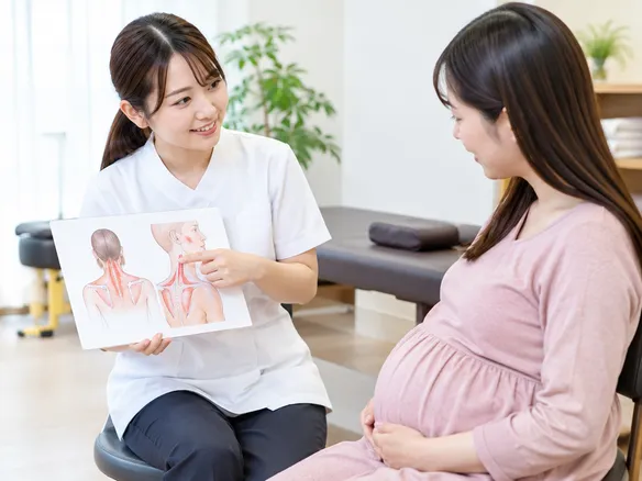 首と肩のどの部位をどの強さでケアするか相談する様子