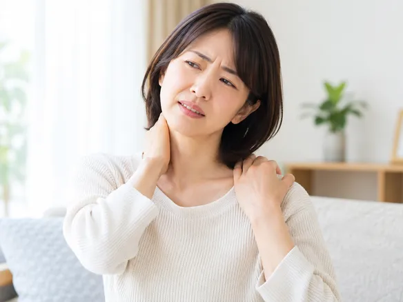 首や肩を触るか迷っている人のイメージ