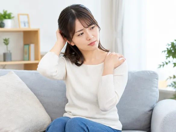 肩こりと体全体の状態を自己チェックする様子