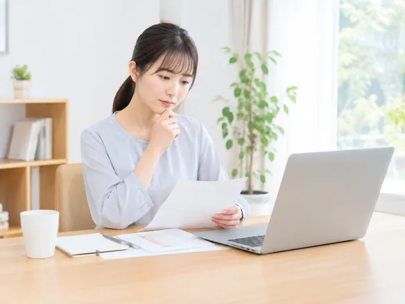 首のこりで接骨院や医療機関など相談先を比較検討している様子