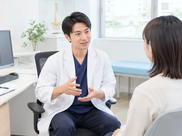 中村接骨院で痛くない整体術の説明をする院長