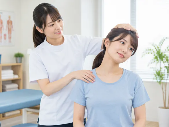 接骨院で首肩のストレッチ方法を指導する様子